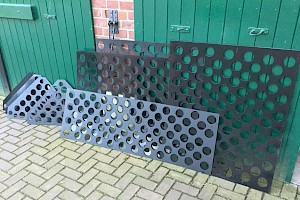 Cheval Ami – Feeding grid in plastic // Custom-made